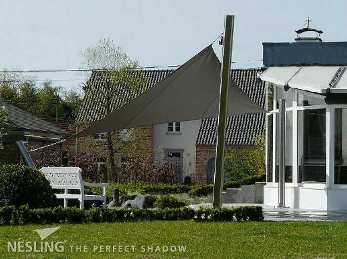 Γκρι Χρώματος Πανί σε Κήπο